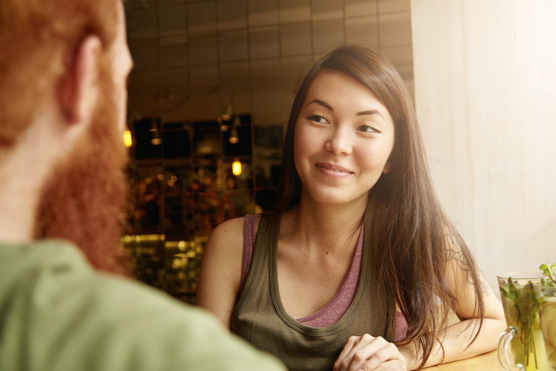 Dos personas conversando en una cafeter&iacute;a