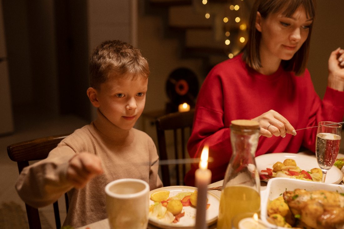 Una familia cenando junta en casa