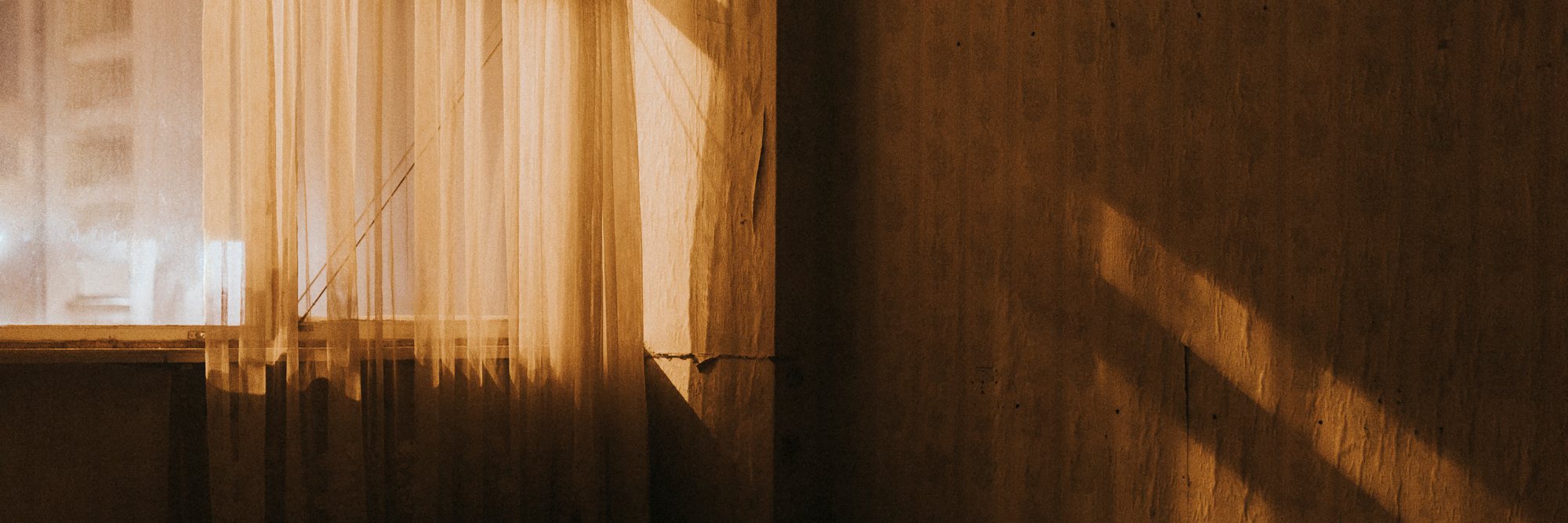 Luz de la ma&ntilde;ana entrando en una habitaci&oacute;n