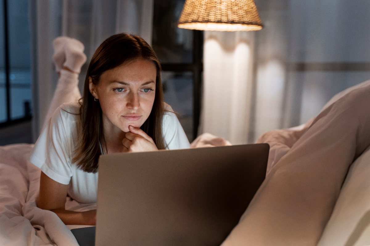 Una persona viendo un v&iacute;deo en casa por la noche