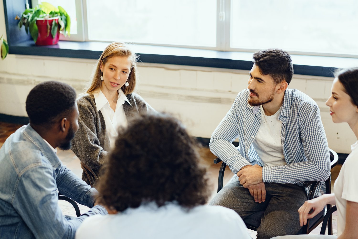 Un grupo de personas conversando sentadas en c&iacute;rculo